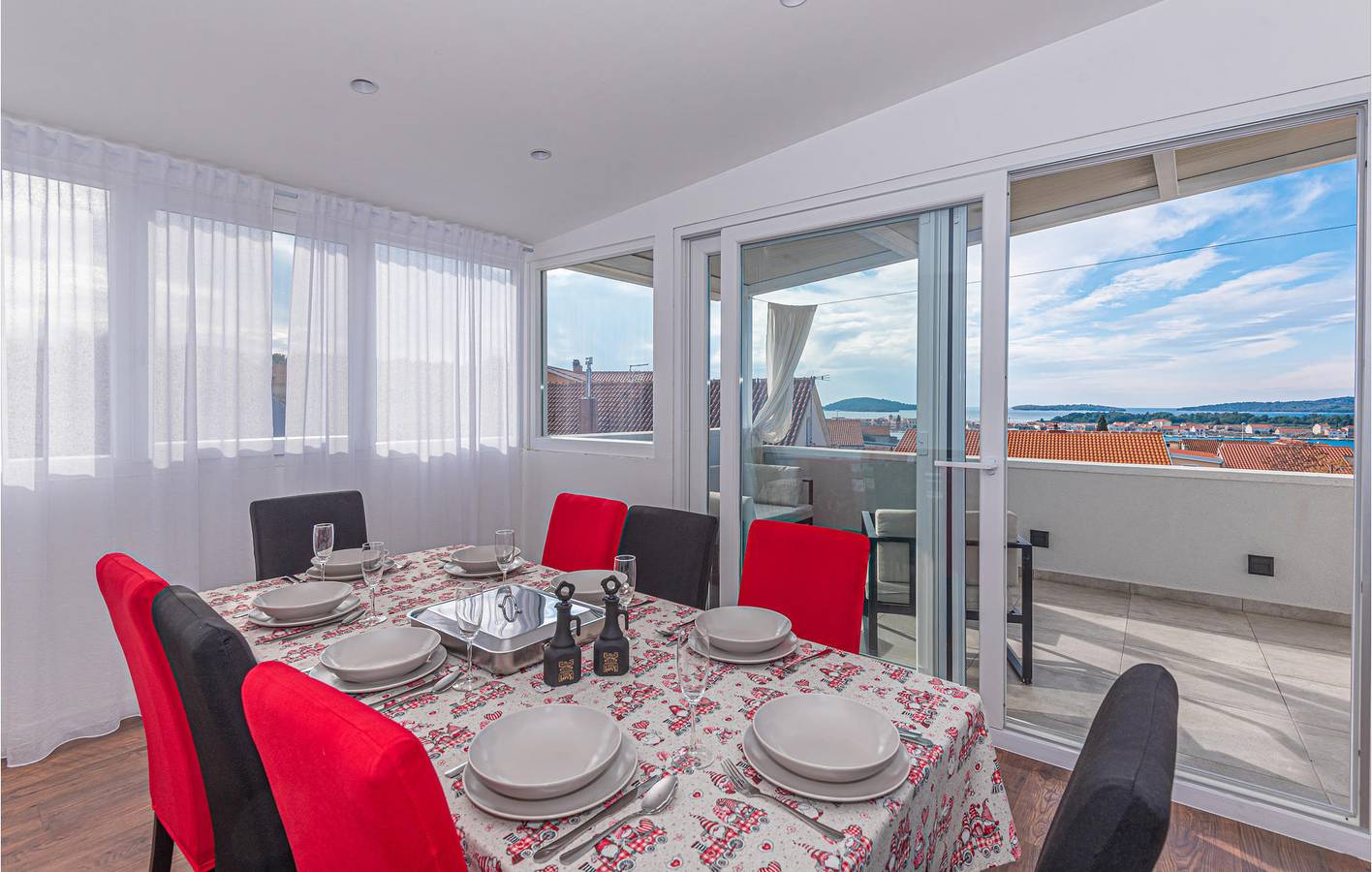 Geräumige 150 m² große Wohnung mit Pool, Terrasse und 1,5 km Entfernung zum Strand in Brodarica, Šibenik-Knin