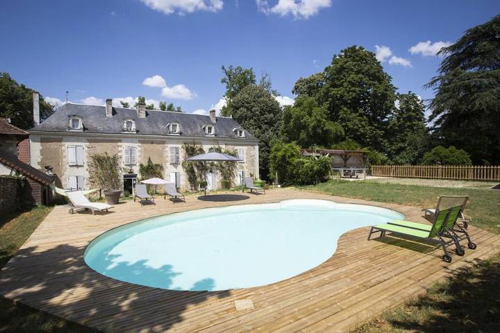 Location de vacances pour 2 personnes, avec vue et piscine ainsi que vue sur le lac et jardin à Vellèches