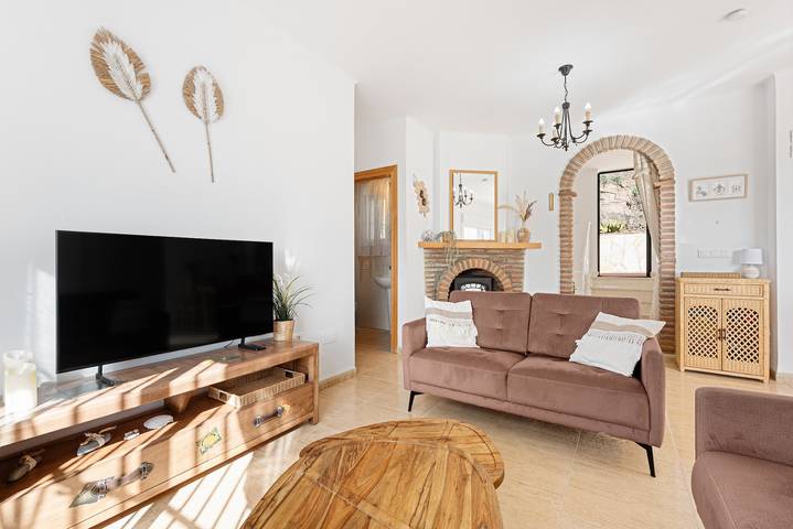 Villa 'Mirador' with Lake View, Wi-Fi and Air Conditioning in Alcaucín, Cordillera Penibética