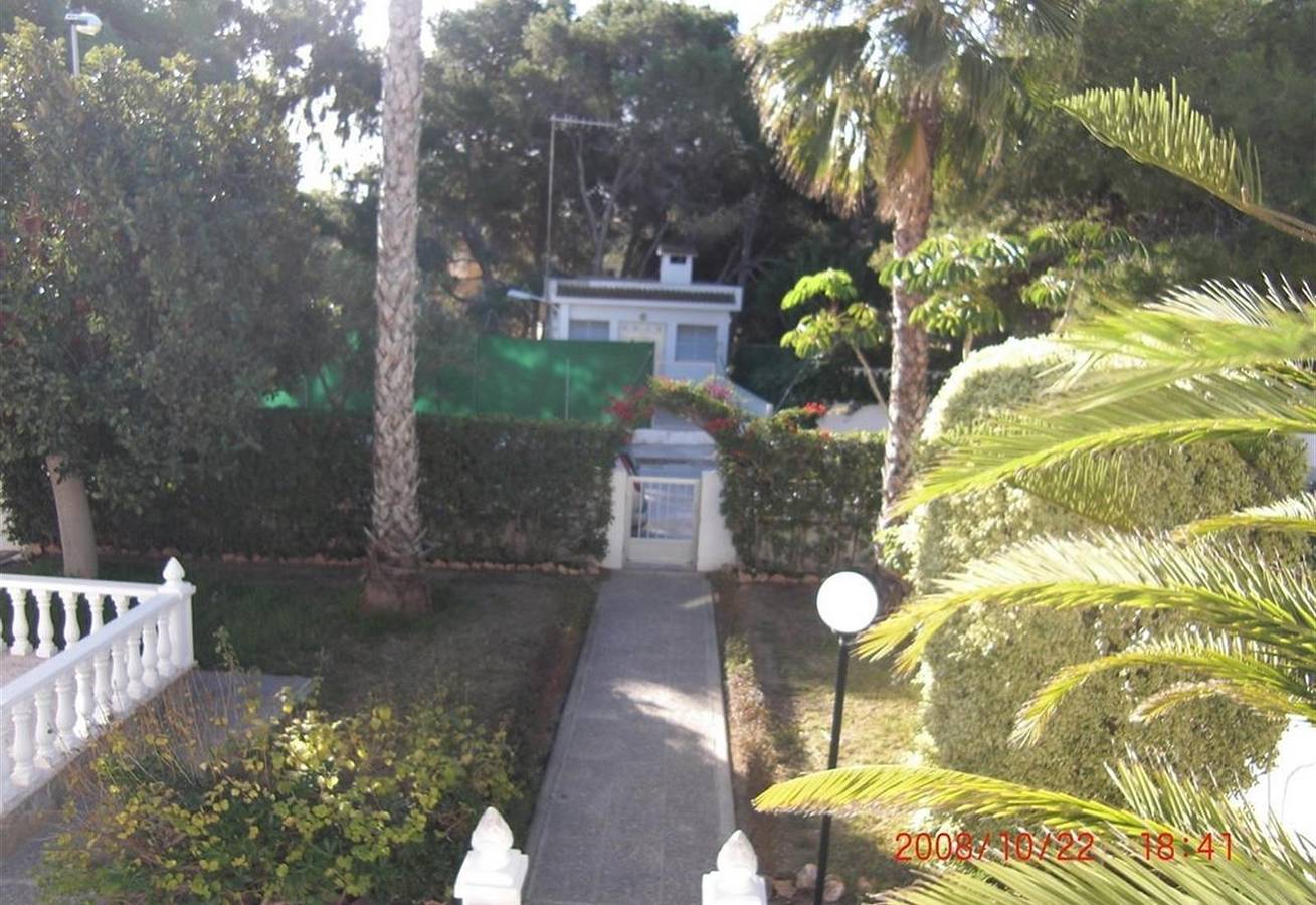 Entire apartment, 2 bedroomed Apartment in Villa with Pool, Garden & Wi-Fi in La Zenia Centre, Orihuela