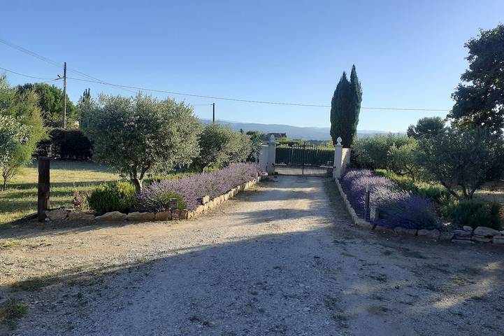 Ganze Wohnung, Quiet 4-person vacation rental in the countryside, with amenities just a 5-minute walk away, a pool, and more in Maubec, Regionaler Naturpark Luberon