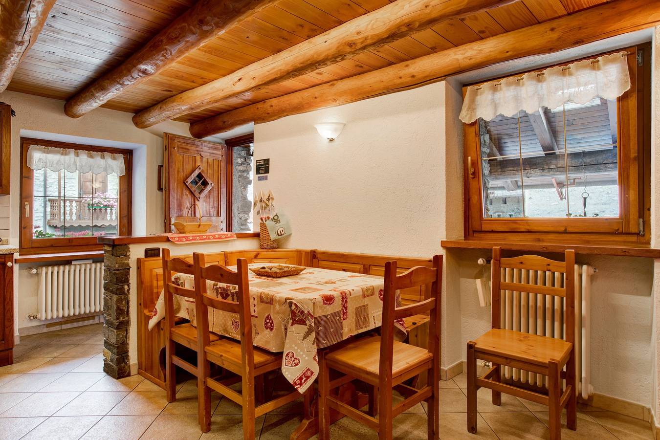 Entire apartment, Apartment 'Sopra' with Balcony and Wi-Fi in Morgex, Comune di Morgex