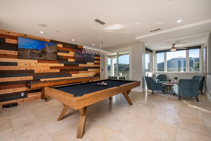 Vacation rental for 25 people, with yard and sauna as well as hot tub in Escondido