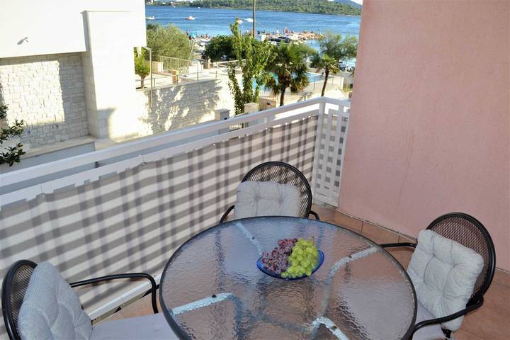 Ferienwohnung für 4 Personen, mit Balkon und Ausblick in Vodice