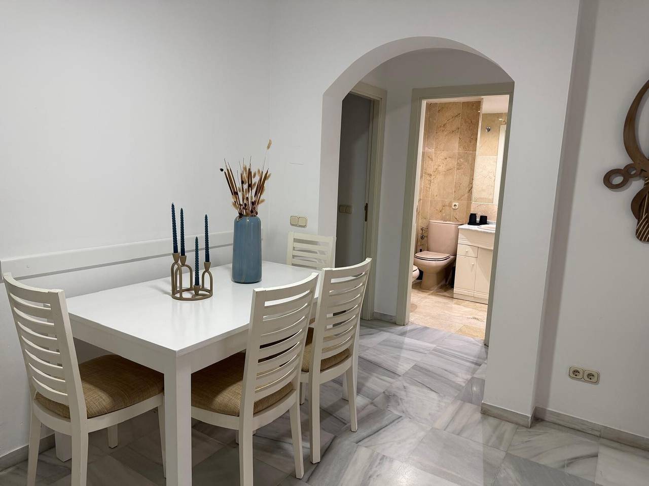 Apartamento entero, Apartamento 'Gilarez' con terraza privada, balcón y Wi-Fi in Estepona Old Town, Estepona