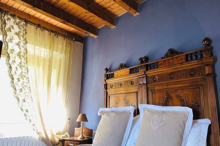 Villa 'Le Fontanelle' vista lago da una collina della Franciacorta in Paratico, Franciacorta