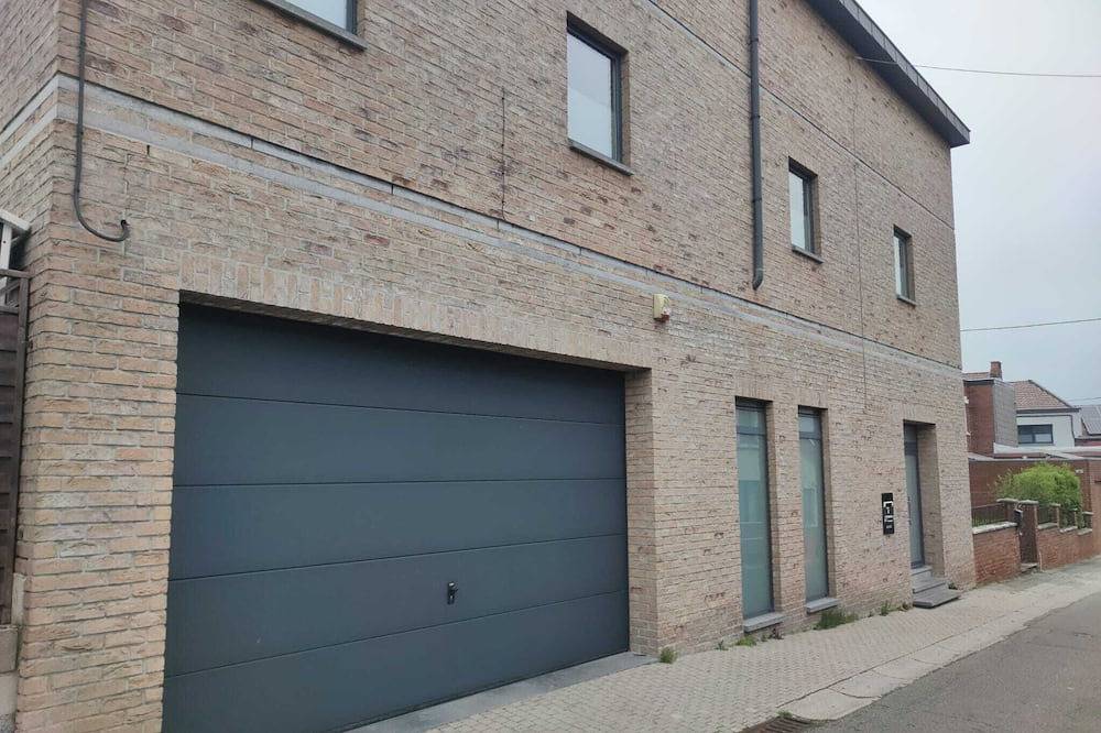 Beautiful Villa 8 bedrooms/20 people, for your parties, reunions, seminars or large families. in Charleroi, Henegouwen