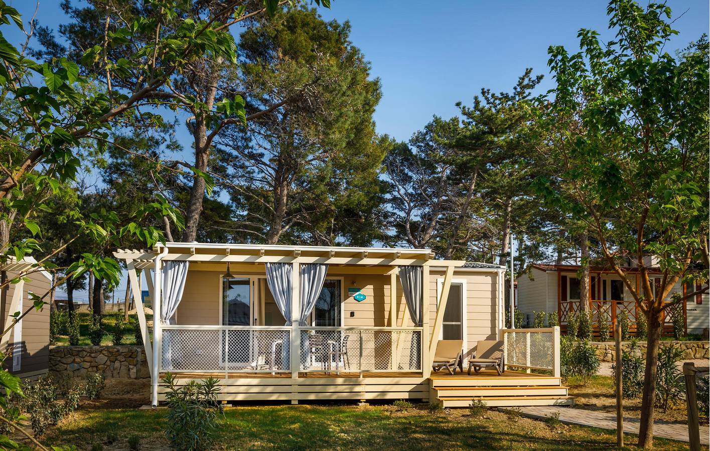 Mobil-home confortable avec piscine et terrasse, à 1 km de la plage in Plaža Padova III, Banjol
