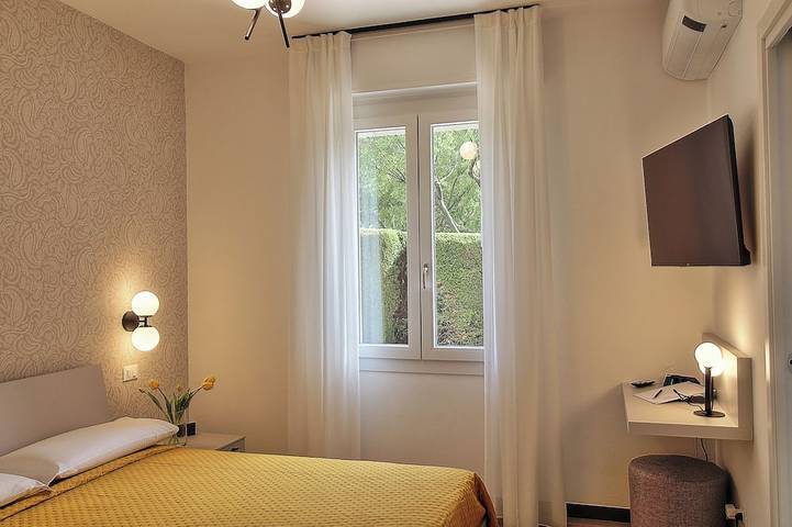 Ganze Wohnung, Ferienwohnung mit Privatstrand und Seeblick, elegant, ganz neu, am Seeufer in Bardolino, Gardasee-Berge