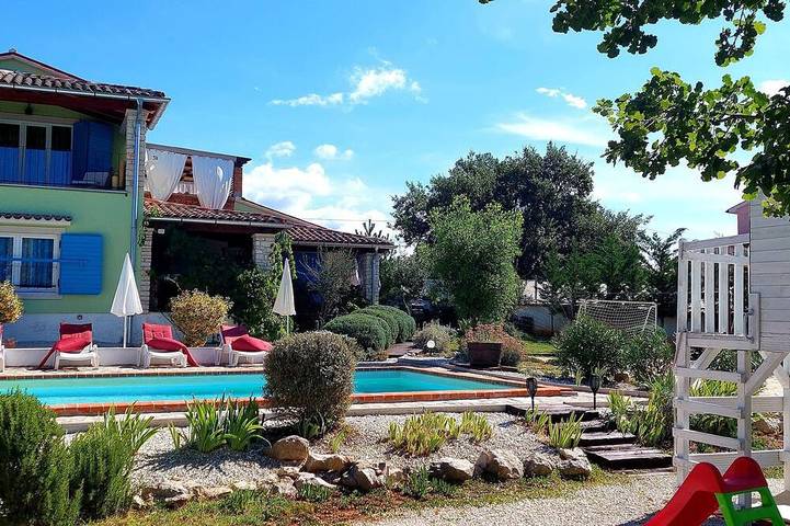 Ferienhaus für 8 Personen, mit Balkon und Garten