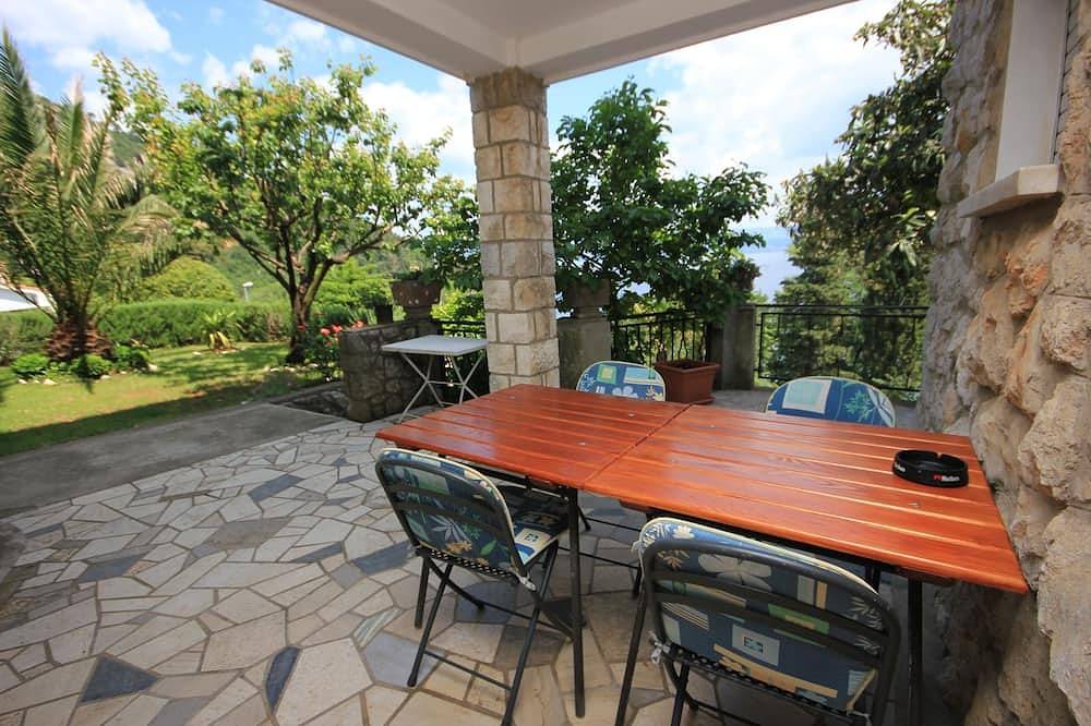 Ganze Wohnung, 1-Zimmer-Ferienwohnung mit Terrasse Medveja, Opatija (A-2305-b) in Medveja, Opatija Riviera