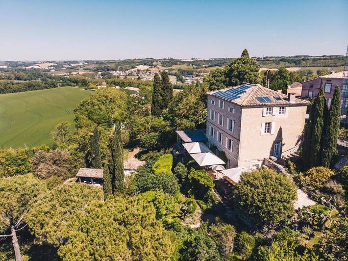 Location de vacances pour 2 personnes, avec vue ainsi que jardin et piscine, animaux acceptés à Cuq-Toulza