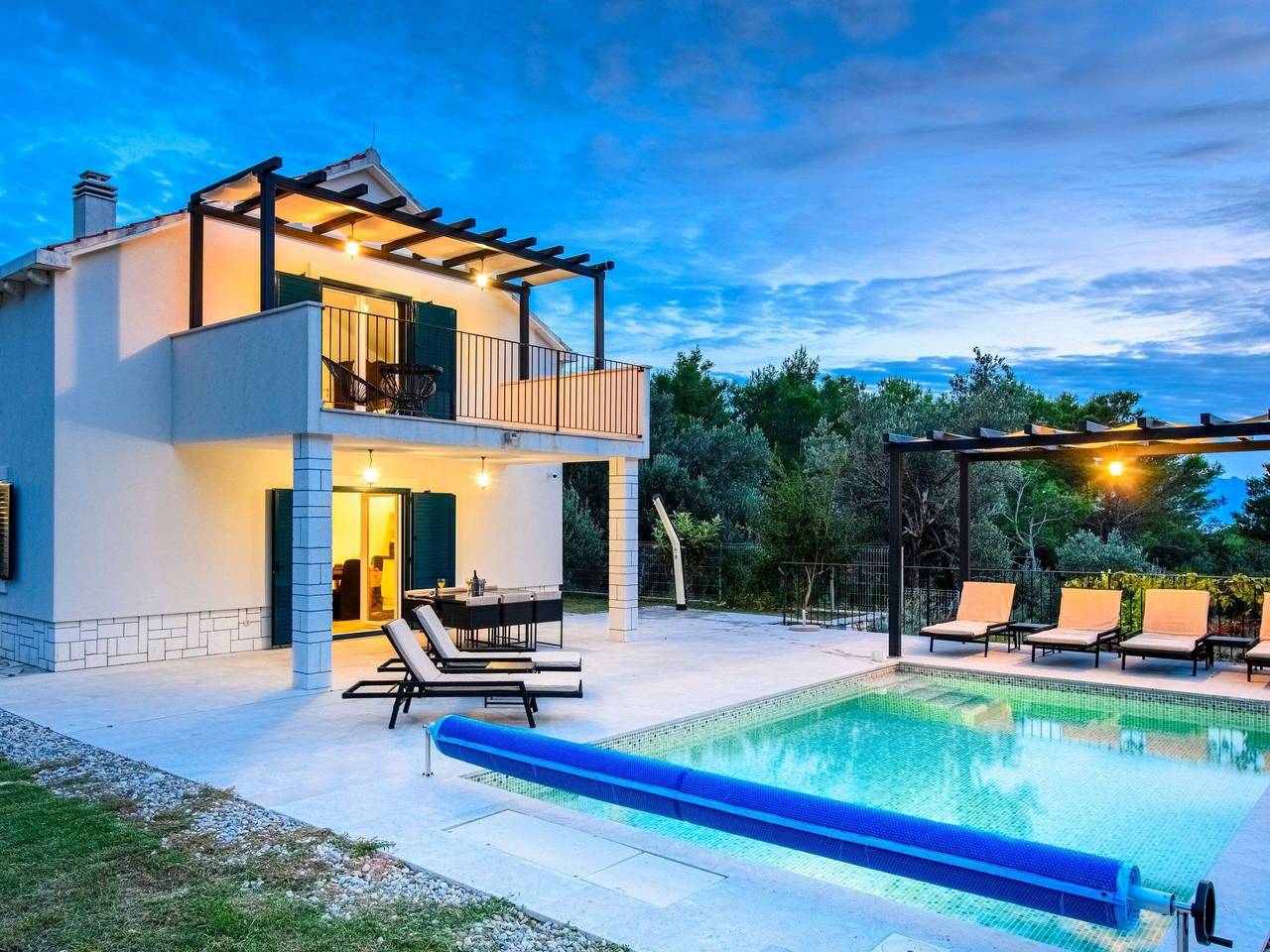 Alleinstehendes Ferienhaus mit Pool und drei Sch in Zaostrog, Riwiera Makarska