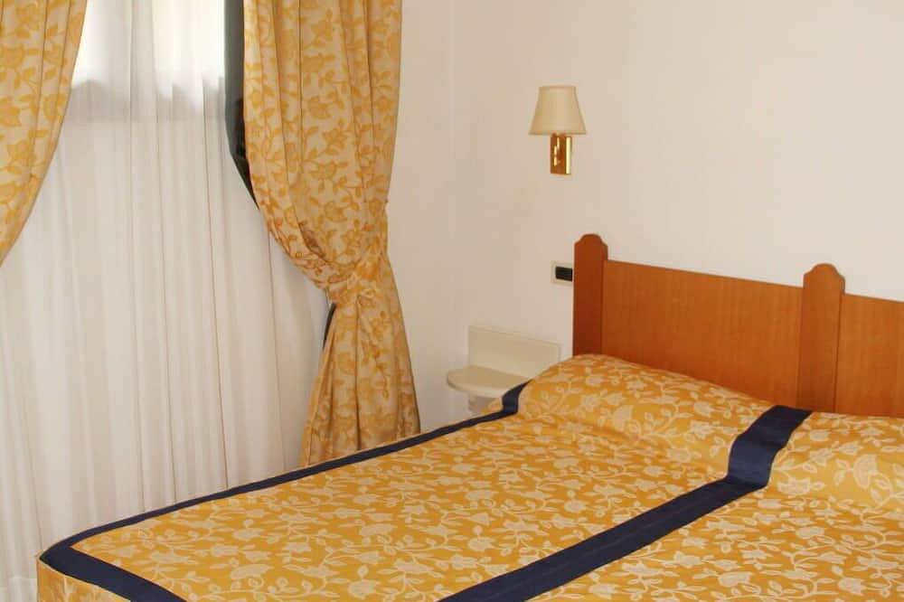 Schönes  Ferienhaus für 4 Personen mit  W-Lan, Klimaanlage, Pool, Tv und Terrasse in Padenghe sul Garda, Gardasee-Berge