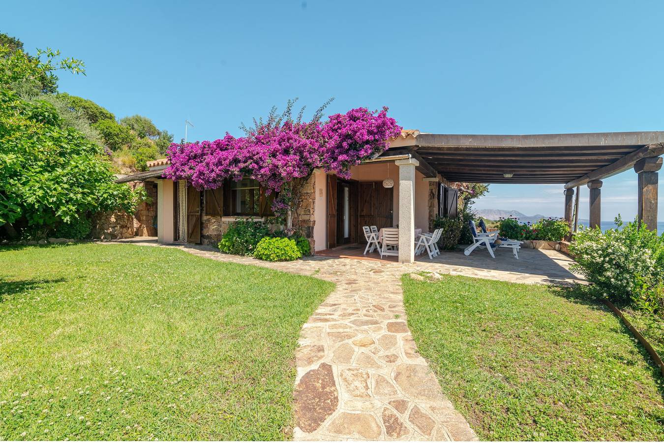 Villetta Oleandro mit Meerblick, privater Terrasse und Garten in Lu Miriacheddu, San Teodoro