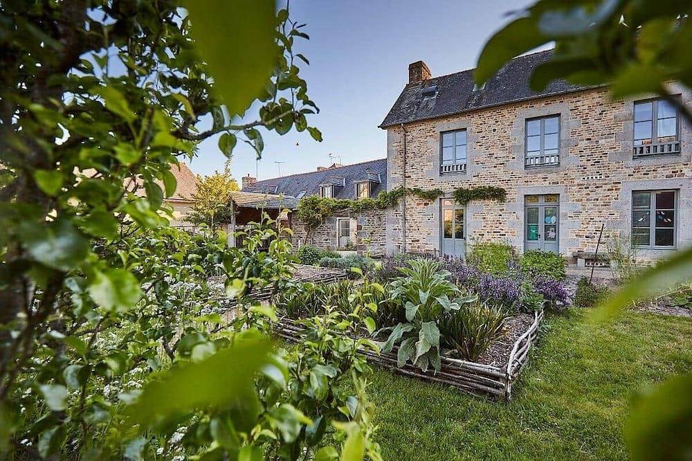 Ganze Wohnung, Cosy studio near pond and shops in Saint-Aubin-du-Cormier, Fougères-Vitré