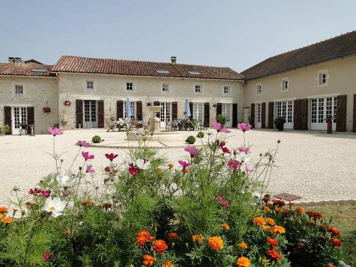 Maison d’hôte pour 6 personnes, avec Terrasse et Jardin ainsi que Piscine et Vue sur le lac à Longré