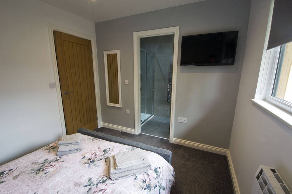 The Hideaway - stunning 3 bedroom lodge with top of the range hot tub in Northumberland National Park