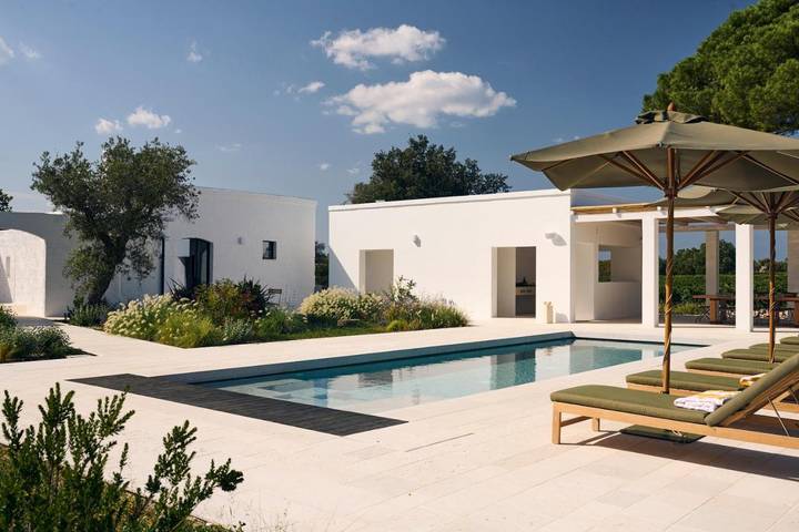 Chambre d’hôte pour 3 personnes, avec terrasse et piscine ainsi que jardin et vue