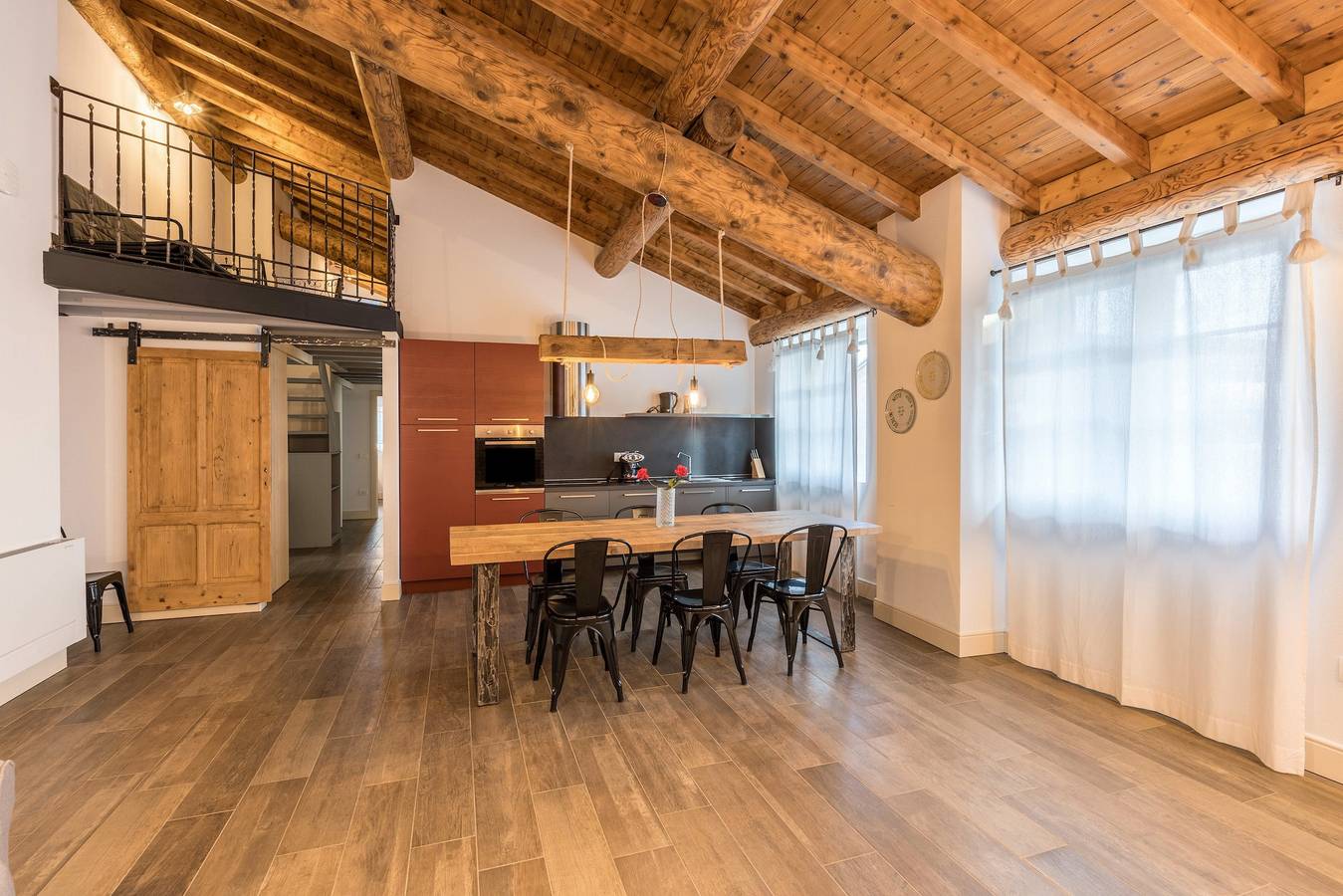 Appartement entier, Appartement de vacances romantiquement meublé "Acero" avec Wi-Fi, jardin et piscine partagés in Rivoltella del Garda, Desenzano del Garda