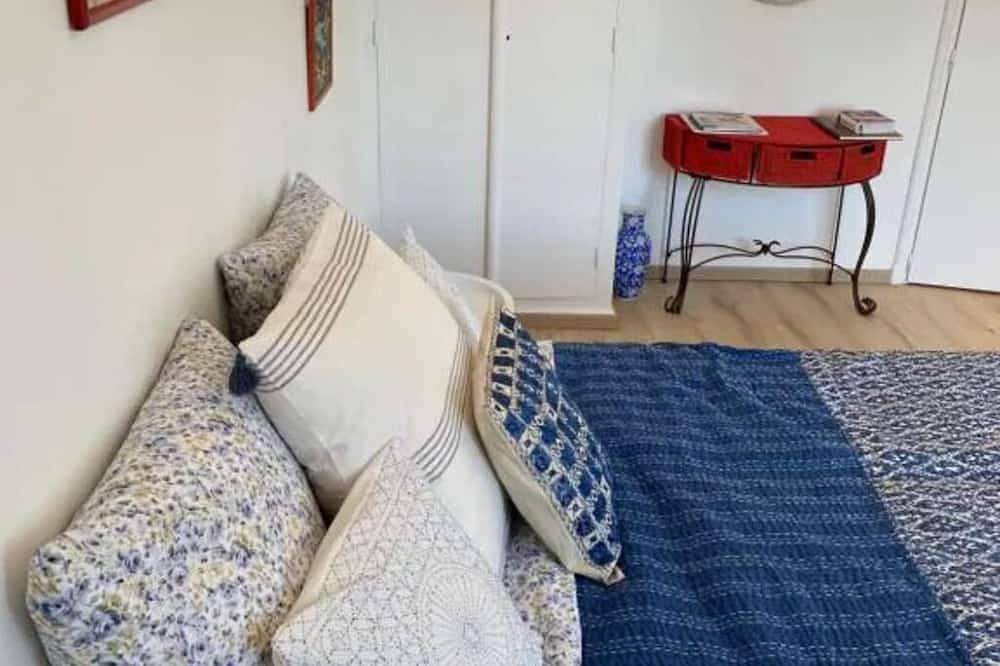 The colors of Commarin Chambre Blanche  in Commarin, Beaune region