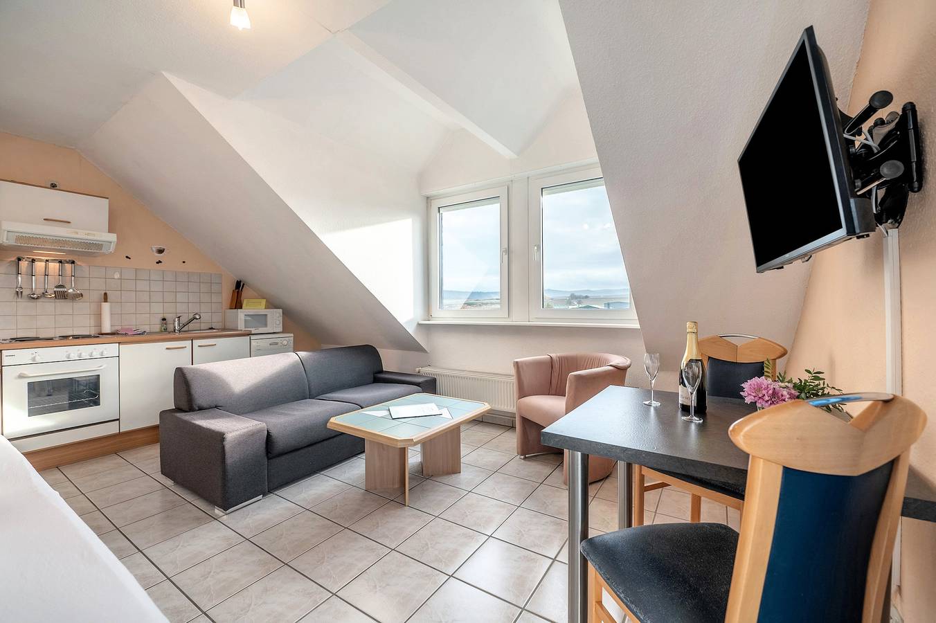 Entire apartment, Apartment 'Fewo Goofy' with Mountain View, Private Garden and Wi-Fi in Thörnich, Moseleifel
