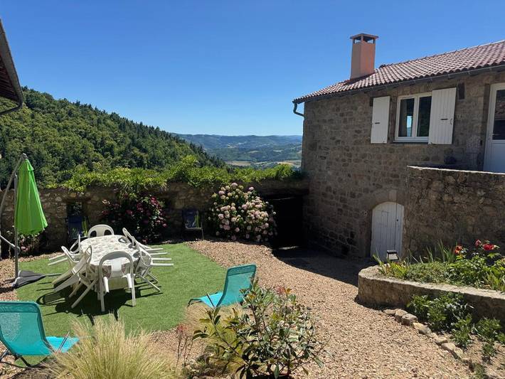 Location de vacances pour 8 personnes, avec Terrasse ainsi que Jardin et Vue à Nozières