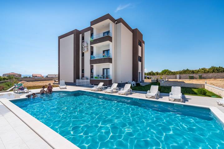 Studio für 3 Personen, mit Meerblick und Balkon/Terrasse sowie Garten und Ausblick in Novalja