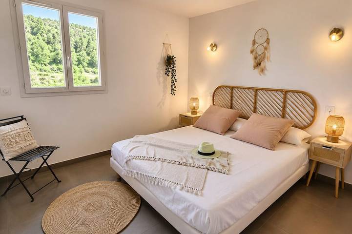 Location de vacances pour 4 personnes, avec terrasse et jardin à Ventiseri