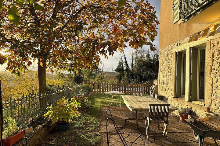 Location de vacances pour 13 personnes, avec balcon ainsi que piscine et jardin dans Saint-Babel