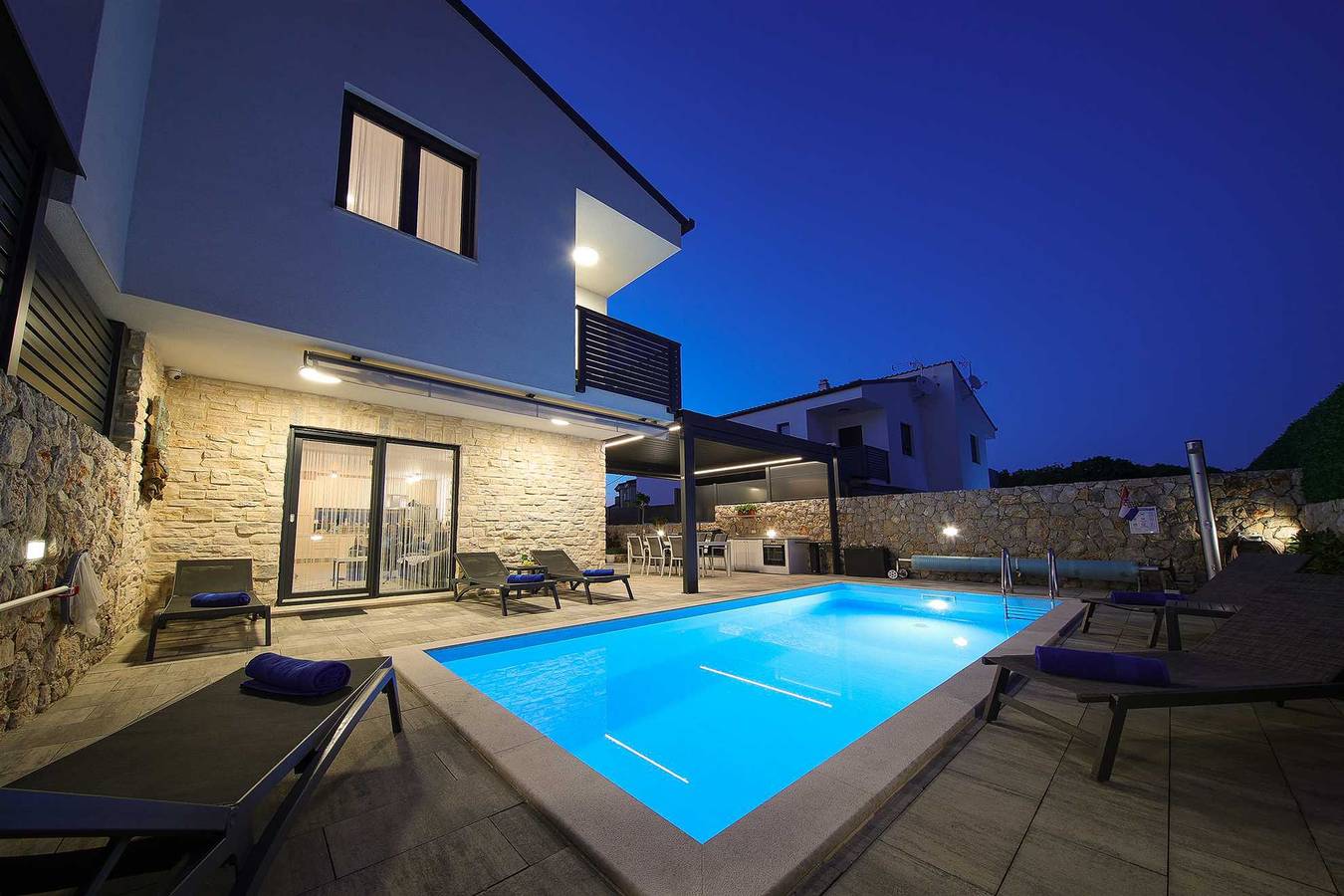 Ganze Wohnung, Ferienhaus Zoroo mit privatem Pool in Malinska-Dubašnica, Krk