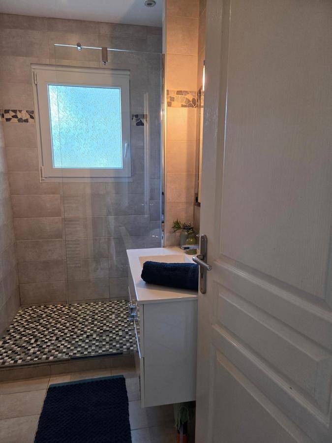 Gîte pour 4 personnes, avec Terrasse ainsi que Jardin et Piscine à Blacé - 4