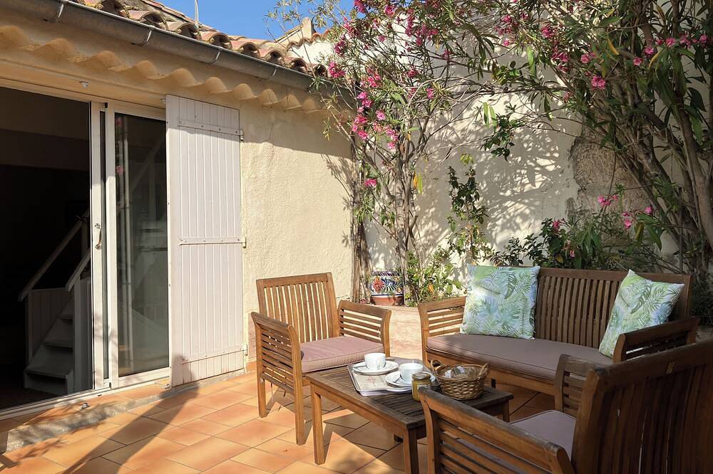 Romantic Cottage, secret Roof garden & Patio. Aircon. In Village centre Nr Sea. in Peyriac-de-Mer, Côte d'Améthyste