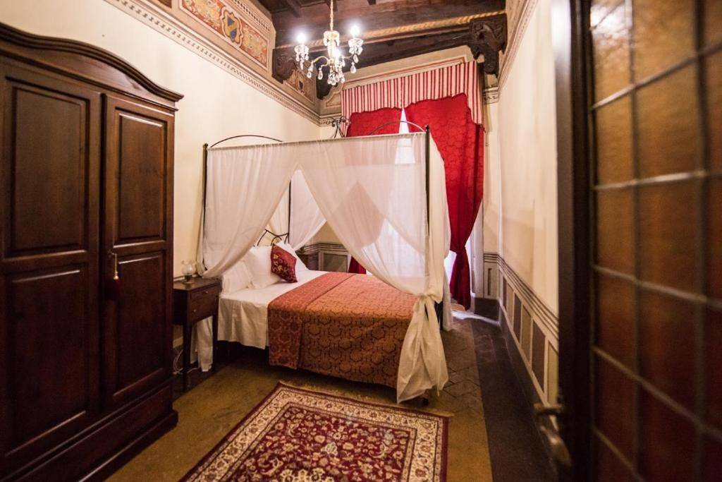Double Room with Shared Bathroom in Siena, Siena Provinz