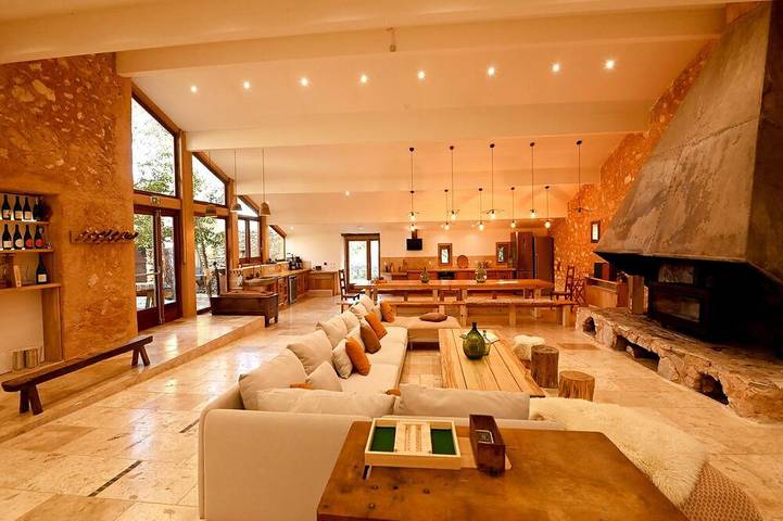 Gîte pour 15 personnes, avec piscine ainsi que jardin et terrasse