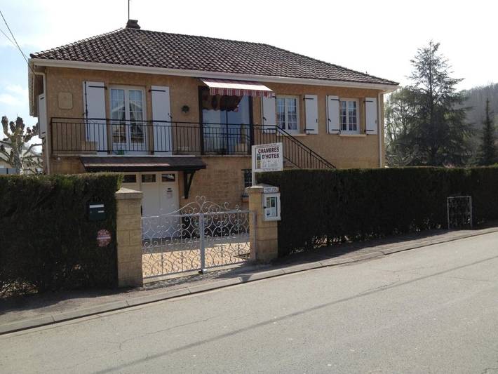 Location de vacances pour 3 personnes, avec Terrasse ainsi que Jardin et Vue à Cénac-et-Saint-Julien