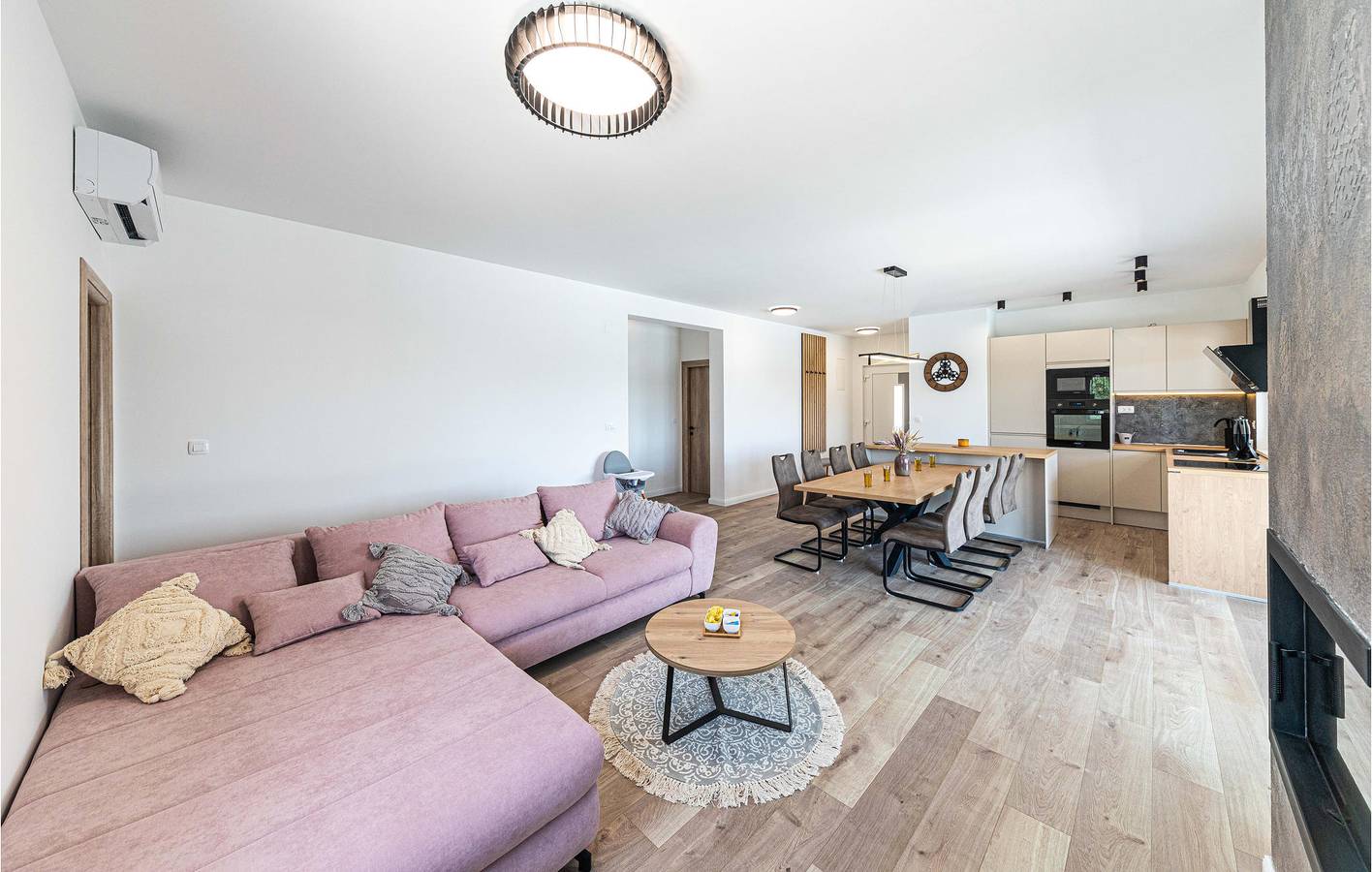 Moderne 2-Zimmer-Wohnung mit Pool und Terrasse, WLAN und Klimaanlage in Plano (Kroatische Adria), Split-Dalmatien