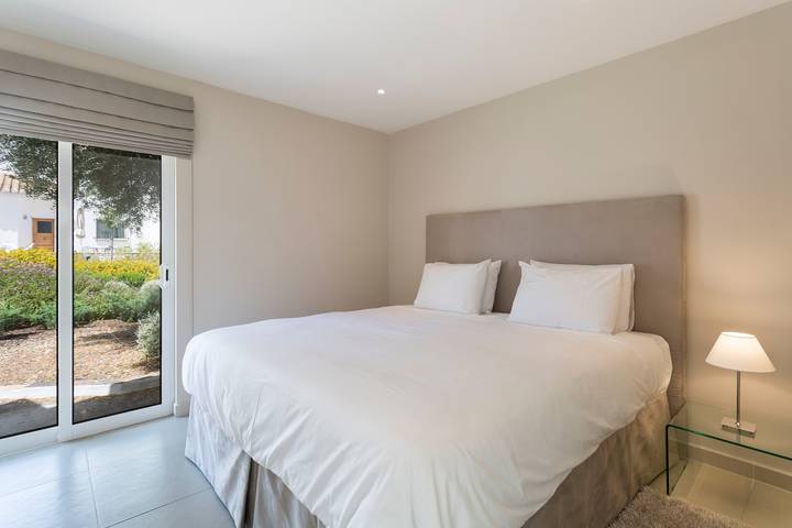 Villa 'Leeroy' with Private Terrace, Wi-Fi and Air Conditioning in Vale do Lobo, Almancil