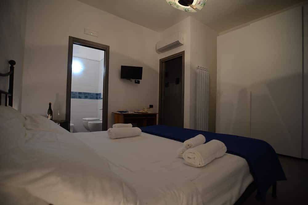 Apartamento entero, Habitación 'Camera Maestrale vista mar parcial' con Vista al Mar, Wi-Fi y Aire Acondicionado in Cetara, Costa Amalfitana