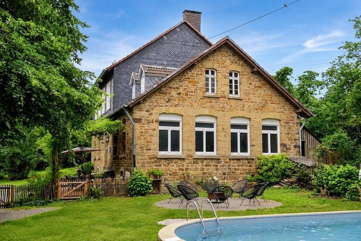 Ferienhaus für 8 Personen, mit Balkon und Terrasse sowie Garten und Pool in Nümbrecht