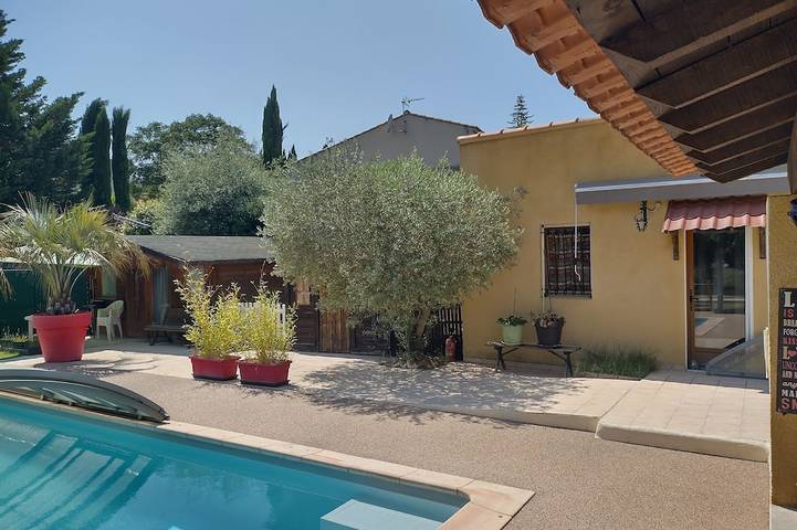 Location de vacances pour 3 personnes, avec jacuzzi et piscine à Mormoiron