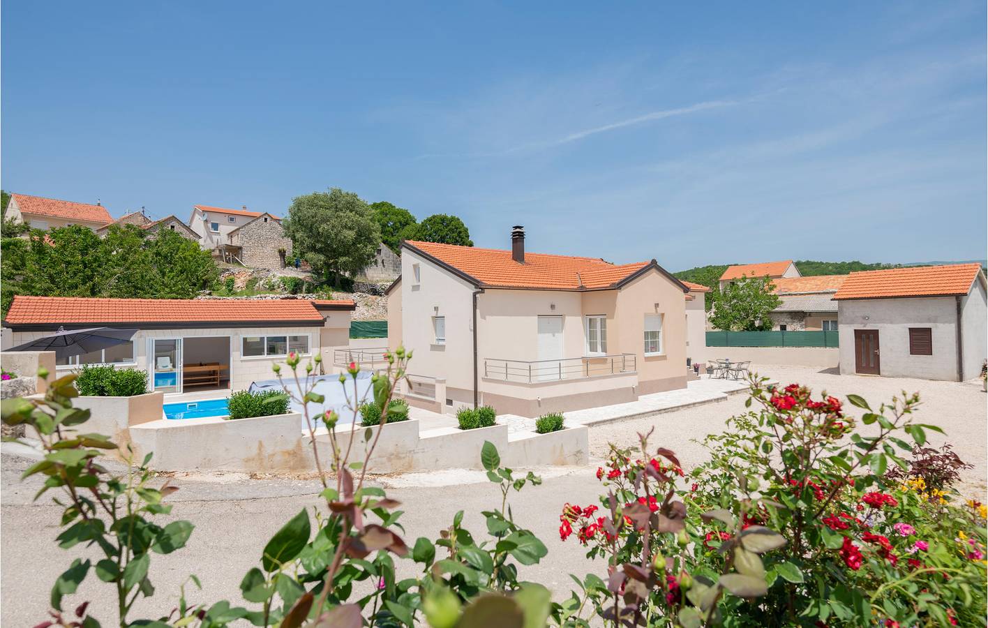 Geräumige Ferienwohnung mit Pool, Terrasse und WLAN in der Nähe von Fluss und See in Makarska Riviera