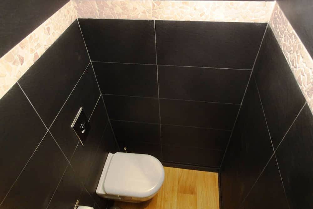 Apartamento entero, 100% Uzès! 70m² aire ac., pisc. 10X5m, terraza, 2 dormitorios, jardín 1 ha, Wifi in Uzès, Region de Nimes