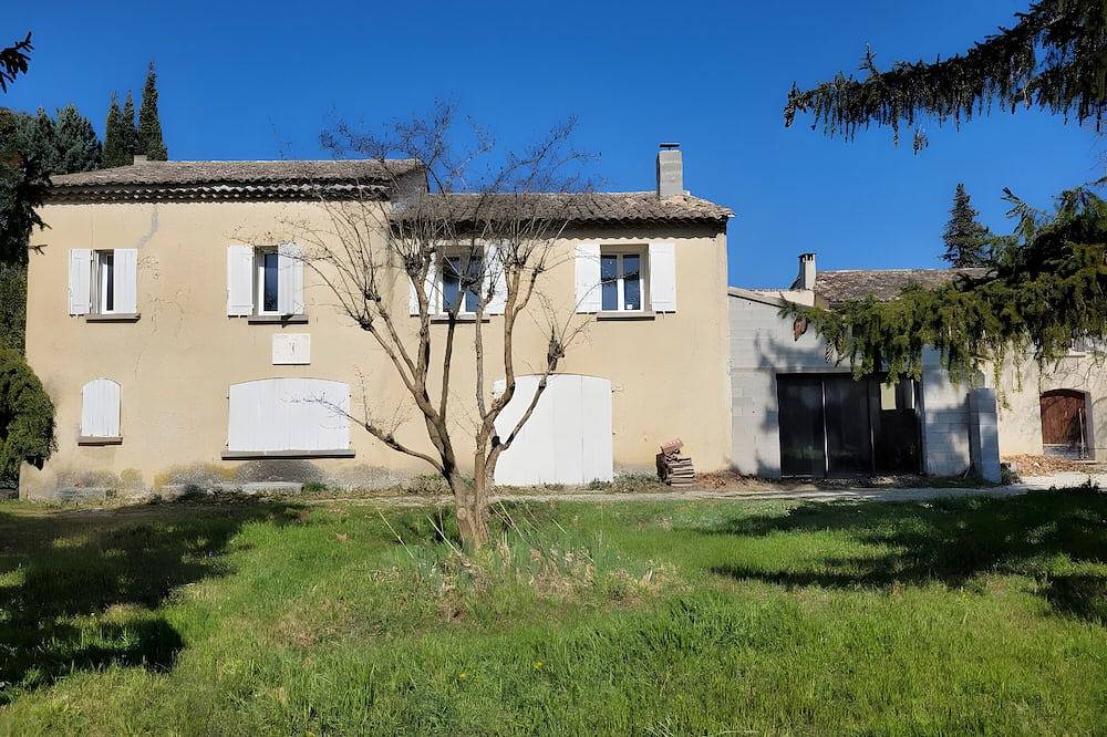 Guest Room 'Chambre D'hôtes Nature' with Shared Terrace, Wi-Fi and Air Conditioning in Cabannes, Arles region