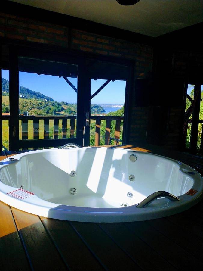 Casas e apartamentos de temporada para 4 pessoas, com piscina e vista e ainda jardim em Ibiraquera