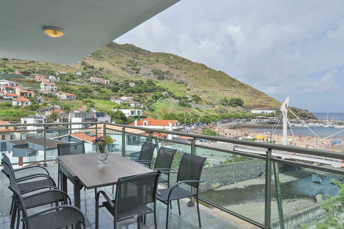 Ganze Wohnung, Ferienwohnung für 8 Personen mit Balkon/Terrasse in Machico, Madeira