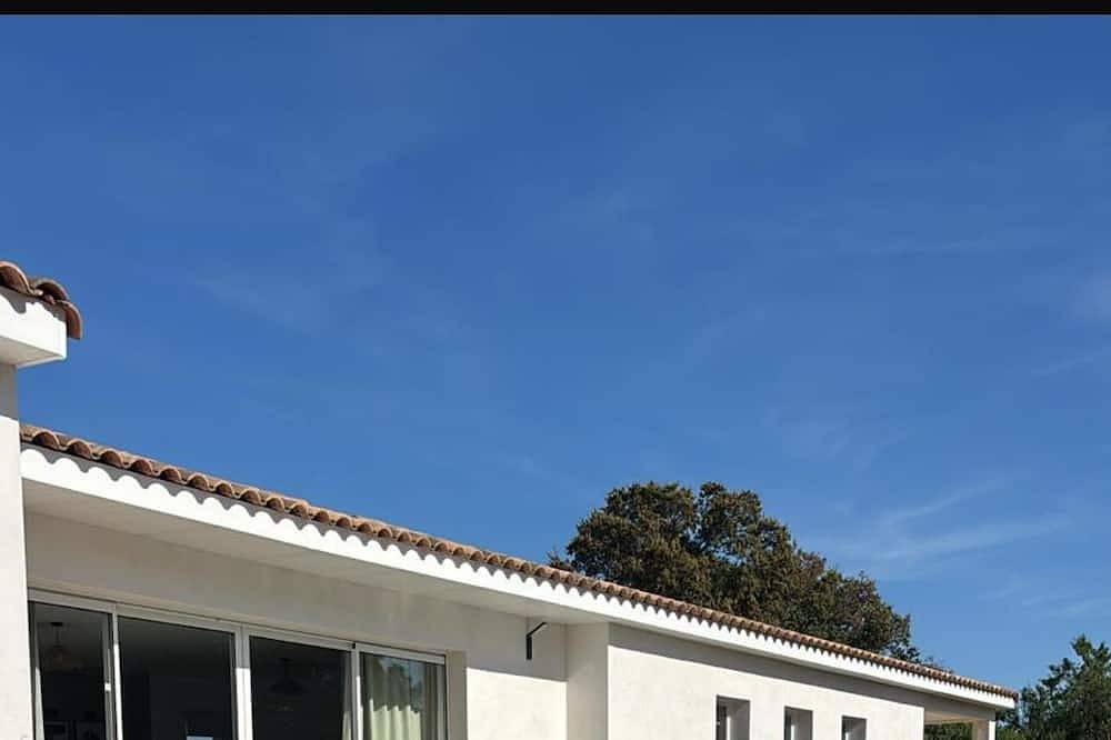 Charming Provencal villa with swimming pool Absolute peace and quiet Ideal for vacations in Occitanie in Pouzilhac, Nimes und Umgebung