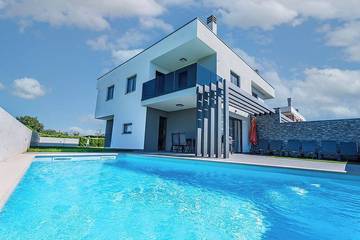 Location de vacances pour 6 personnes, avec jardin dans Petrovija