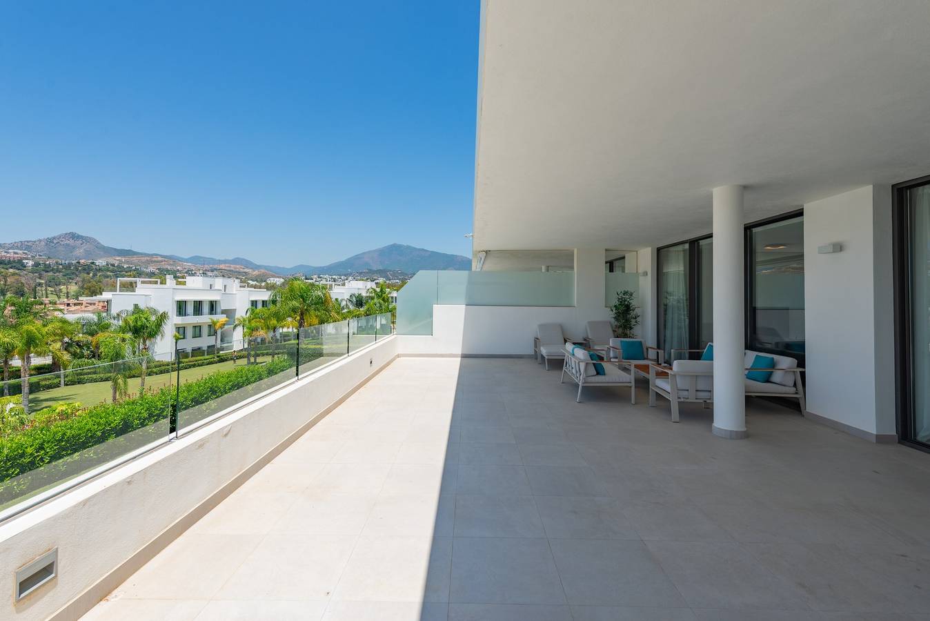 Entire apartment, Apartment 'Cataleya 9 Duplex' with Mountain View, Wi-Fi and Air Conditioning in Urbanizacion cataleya, Estepona