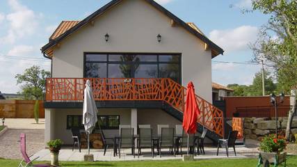 Gîte pour 10 personnes, avec jacuzzi ainsi que piscine et balcon à Gondrecourt-le-Château